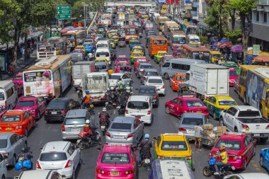 Bangkok, Tayland - 22 Ocak 2015: Bangkok, Tayland 'da yoğun bir yol boyunca trafik sıkışıklığı