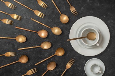 Beyaz seramik tabak, bardak ve pirinç çatal ve kaşıklar sperm yarışmasına benziyor. Spermatozoonlar yumurtaya doğru yüzüyor. Döllenme, hamilelik ve doğum kontrolü kavramı. Üst görünüm, kapat