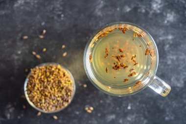 İlkbaharda taze huş ağacı tomurcuklarıyla sıcak sağlıklı çay, yakın plan, üst manzara. Bitkisel ilaçlarda çeşitli hastalıklar için ilaç olarak kullanılır.