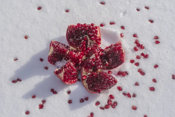 Granatapfelfrüchte Mit Roten Kernen Auf Weißem Schnee Winter Aus Nächster — Stockfoto