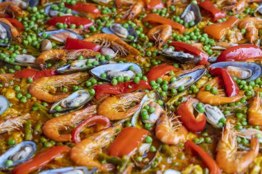 Kızartma tavasında İspanyol deniz ürünleri paella, midye, karides ve sebze. Deniz ürünleri paella arka planı, yakın plan, geleneksel İspanyol pilav yemeği.