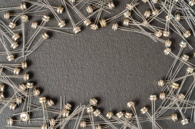 Metal çantanın içindeki birçok Sovyet transistörü siyah arkaplanda metnin için fotokopi alanı ile birlikte. Elektronik bileşen transistörü