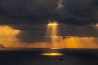 Hon Chong Burnu, Nha Trang, Vietnam 'da manzara gündoğumu. Seyahat ve doğa kavramı. Sabah gökyüzü, bulutlar, güneş ve deniz suyu şafakta