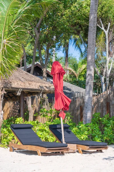 Tropisch Zandstrand Met Houten Ligstoelen Rode Parasols Bij Zee Een — Stockfoto