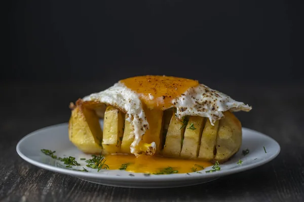 Ψητή Πατάτα Τηγανητό Αυγό Λευκό Πιάτο Στο Ξύλινο Τραπέζι Κοντά — Φωτογραφία Αρχείου