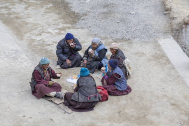 Lamayuru Gompa, Ladakh, Hindistan - 14 Haziran 2015: Eski Budist halkı çay içer ve Ladakh, Kuzey Hindistan 'daki Lamayuru manastırının yanında dinlenir.