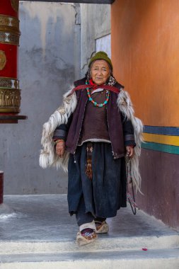 Lamayuru Gompa, Ladakh, Hindistan - 14 Haziran 2015: Ladakh, Kuzey Hindistan 'daki Lamayuru manastırının yanındaki yaşlı Budist kadın