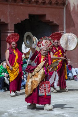 Lamayuru Gompa, Ladakh, Hindistan - 14 Haziran 2015: Mistik maske takmış Budist lamalar Yuru Kabgyat Budist Festivali 'nde Yuru Kabgyat Budist Festivali sırasında Kuzey Hindistan' ın Ladakh kentinde gizemli dans ediyorlar.