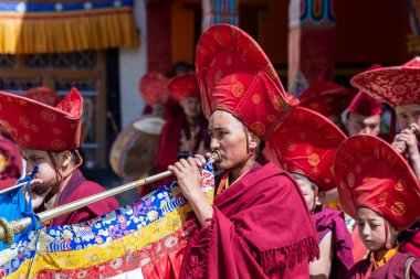Lamayuru Gompa, Ladakh, Hindistan - 14 Haziran 2015: Genç Budist müzisyenler Lamayuru, Ladakh, Kuzey Hindistan 'da festival sırasında trompet çalıyorlar