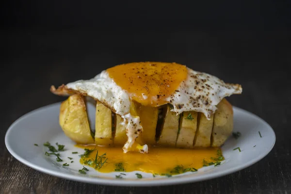 Patata Horno Con Huevo Frito Plato Blanco Sobre Mesa Madera —  Fotos de Stock