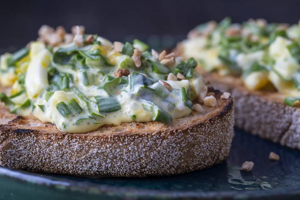 Pyszny Tosty Chleb Sałatką Zielonego Dzikiego Czosnku Gotowane Jajka Śmietana — Zdjęcie stockowe