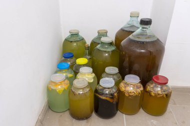 Arpa, evin soğuk bodrumunda cam kavanozlarda ve şişelerde kvass içer. Huş ağacı özü, kavrulmuş arpa, kızarmış siyah ekmek, taze limon, portakal ve kuru üzümden yapılan çeşitli ferahlatıcı bahar içecekleri.