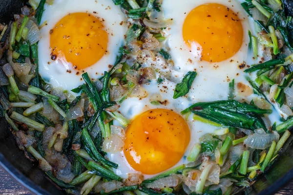 Shakshuka Smažená Vejce Zelenými Listy Česneku Cibulí Pepřem Kořením Litinové — Stock fotografie