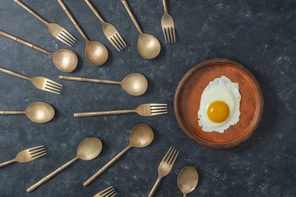 Ceramic Plate Fried Egg Brass Forks Spoons Look Sperm Competition — Stock Photo, Image