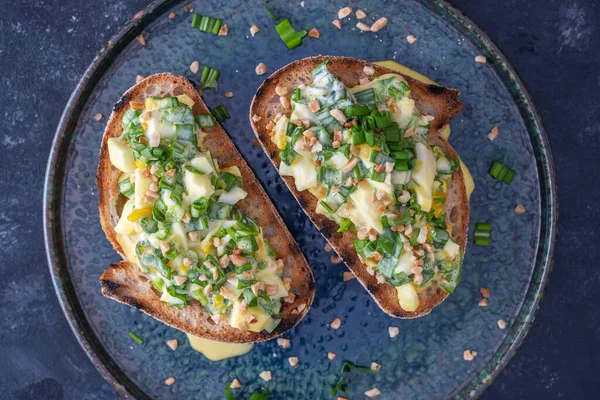 Delicioso Pan Tostado Con Ensalada Ajo Verde Silvestre Huevos Cocidos —  Fotos de Stock