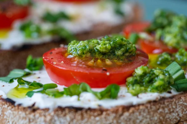 Leckeres Toastbrot Mit Weißem Frischkäse Grünem Bärlauch Und Roten Tomaten — Stockfoto