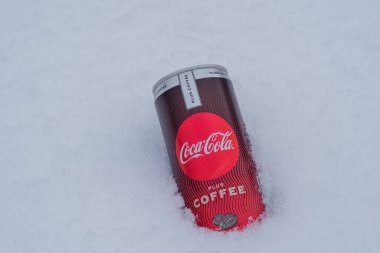 Kyiv, Ukrayna - 15 Ocak 2021: Bir kutu Coca-Cola artı kar ve beyaz arka planda kahve, yeni bir Coca-Cola yeniliği