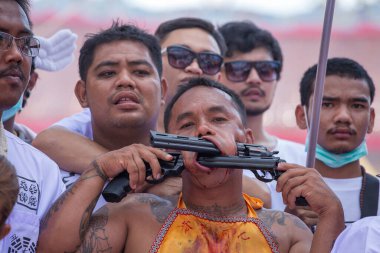 Phuket. Tayland - 18 Ekim 2015: Phuket Town 'daki Vejetaryen Festivali' nde tanrı yürüyüşleri yapan Çinli Tayland rahibi. Festival, Dokuz İmparator Tanrısı olarak da bilinen ünlü bir yıllık festivaldir.