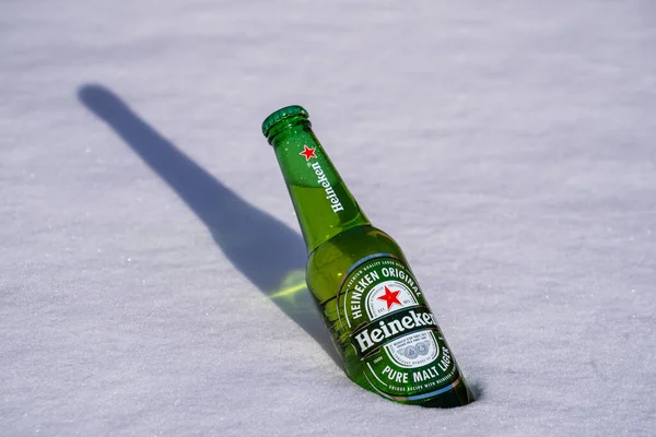 Kiev Oekraïne Januari 2021 Fles Heineken Lager Bier Een Bed — Stockfoto