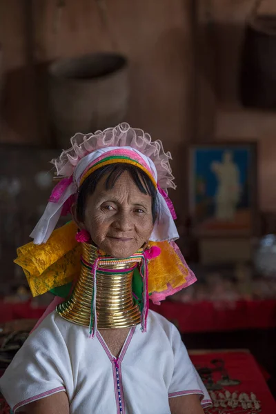 Inle Lake Myanmar Burma Jan 2016 Padaung Tribal Woman Poses — Stock Photo, Image