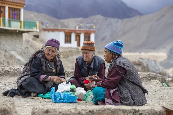 Lamayuru Gompa Ladakh India Ιουνίου 2015 Παλιοί Βουδιστές Πίνουν Τσάι — Φωτογραφία Αρχείου