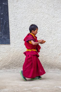 Lamayuru Gompa, Ladakh, Hindistan - 14 Haziran 2015: Bir kase yiyecekle birlikte genç Budist çocuk Lamayuru, Ladakh, Kuzey Hindistan