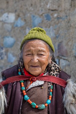 Lamayuru Gompa, Ladakh, Hindistan - 14 Haziran 2015: Ladakh, Kuzey Hindistan 'daki Lamayuru manastırının yanındaki yaşlı Budist kadın