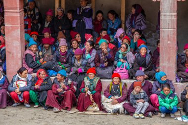 Lamayuru Gompa, Ladakh, Hindistan - 14 Haziran 2015: Festivalde birçok yerel Budist Lamayuru, Ladakh, Kuzey Hindistan