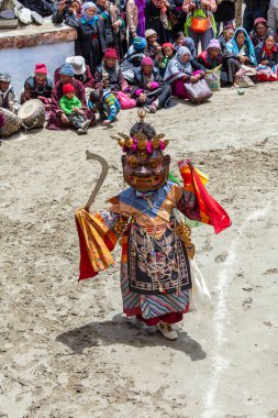 Lamayuru Gompa, Ladakh, Hindistan - 14 Haziran 2015: Mistik maske takmış Budist lamalar Yuru Kabgyat Budist Festivali 'nde Yuru Kabgyat Budist Festivali sırasında Kuzey Hindistan' ın Ladakh kentinde gizemli dans ediyorlar.