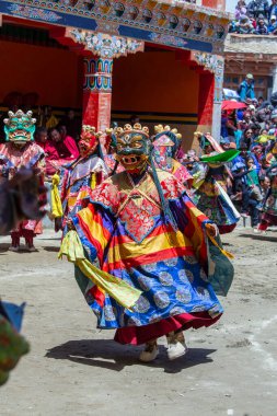 Lamayuru Gompa, Ladakh, Hindistan - 14 Haziran 2015: Mistik maske takmış Budist lamalar Yuru Kabgyat Budist Festivali 'nde Yuru Kabgyat Budist Festivali sırasında Kuzey Hindistan' ın Ladakh kentinde gizemli dans ediyorlar.