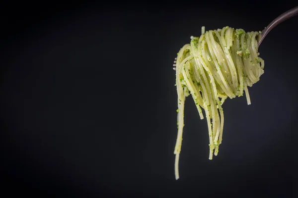 Spaghetti Pesto Verde Fatti Con Aglio Selvatico Arrotolati Una Forchetta — Foto Stock