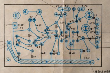 Eski radyo devresi eski kağıt elektrik şemasına eğitim, elektrik endüstrisi ve onarım için arka plan olarak basılmış. SSCB 'den elektrik telsiz şeması, kapatın.