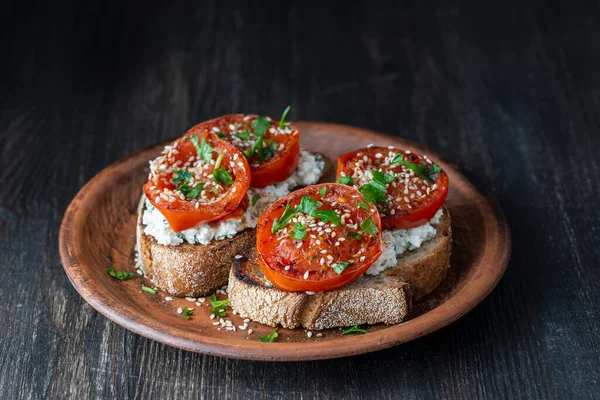 Läckert Rostat Bröd Med Rostade Röda Tomater Fetaost Sesamfrön Och — Stockfoto