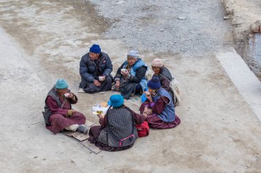 Lamayuru Gompa, Ladakh, Hindistan - 14 Haziran 2015: Eski Budist halkı çay içer ve Ladakh, Kuzey Hindistan 'daki Lamayuru manastırının yanında dinlenir.