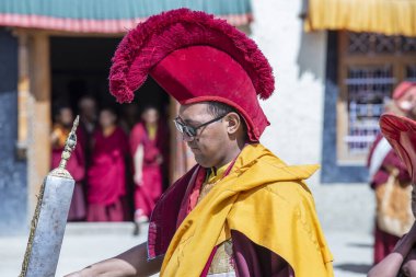 Lamayuru Gompa, Ladakh, Hindistan - 14 Haziran 2015: Manastır Lamayuru, Ladakh, Kuzey Hindistan 'daki festival sırasında Budist adam