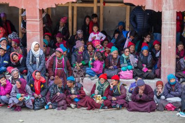 Lamayuru Gompa, Ladakh, Hindistan - 14 Haziran 2015: Festivalde birçok yerel Budist Lamayuru, Ladakh, Kuzey Hindistan