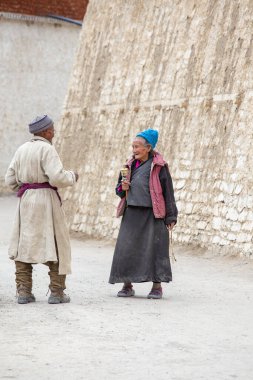 Lamayuru Gompa, Ladakh, Hindistan - 15 Haziran 2015: Ladakh, Kuzey Hindistan 'daki Lamayuru manastırının yanındaki yaşlı Budist kadın ve erkek