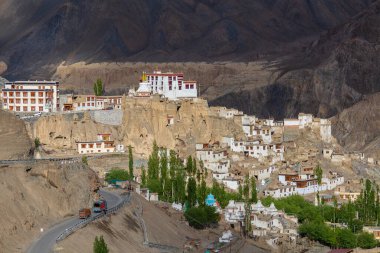 Lamayuru Gompa, Ladakh, Hindistan - 15 Haziran 2015: Antik Budist manastırı Lamayuru vadinin sarı kayaları arasında, Ladakh, Himalayalar, Kuzey Hindistan. Lamayuru köyü ve Himalaya dağları