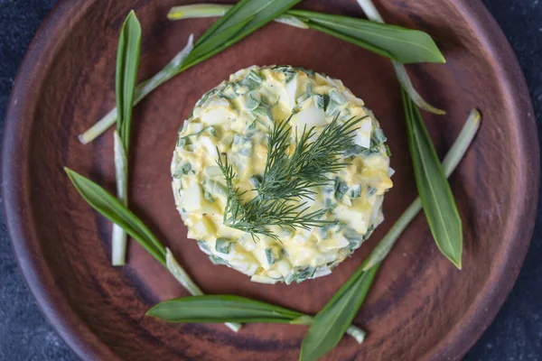 Ensalada Saludable Puerro Verde Salvaje Huevo Escalfado Crema Agria Plato —  Fotos de Stock