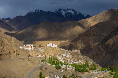 Antik Budist manastırı Lamayuru vadideki sarı kayalar arasında, Ladakh, Himalayalar, Kuzey Hindistan. Lamayuru köyü ve Himalaya dağları