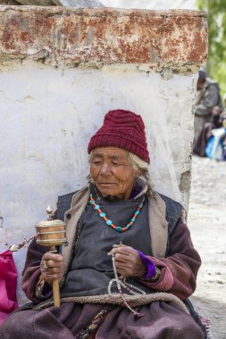 Lamayuru Gompa, Ladakh, Hindistan - 14 Haziran 2015: Ladakh, Kuzey Hindistan 'daki Lamayuru manastırının yanındaki yaşlı Budist kadın
