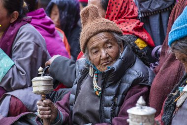 Lamayuru Gompa, Ladakh, Hindistan - 14 Haziran 2015: Festivalde birçok yerel Budist Lamayuru, Ladakh, Kuzey Hindistan