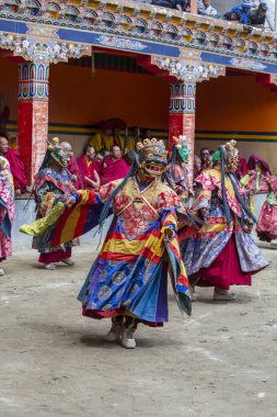 Lamayuru Gompa, Ladakh, Hindistan - 14 Haziran 2015: Mistik maske takmış Budist lamalar Yuru Kabgyat Budist Festivali 'nde Yuru Kabgyat Budist Festivali sırasında Kuzey Hindistan' ın Ladakh kentinde gizemli dans ediyorlar.