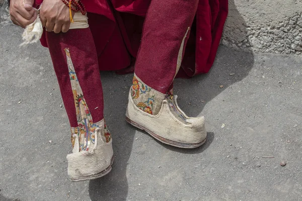 Schuhe Die Ein Buddhistischer Mönch Während Eines Festes Tibetischen Kloster — Stockfoto