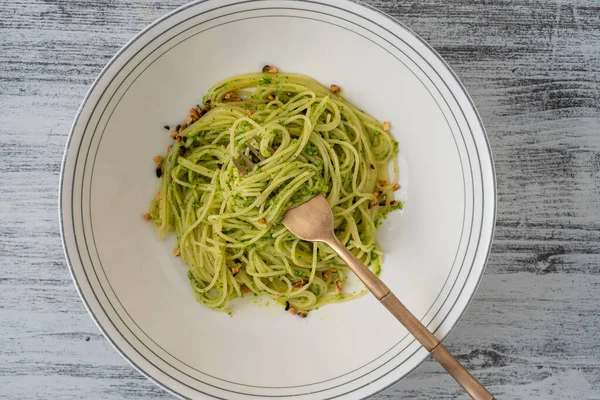 Spaghetti Sosem Pesto Dzikiego Czosnku Oliwy Oliwek Orzeszków Sosnowych Widelcu — Zdjęcie stockowe