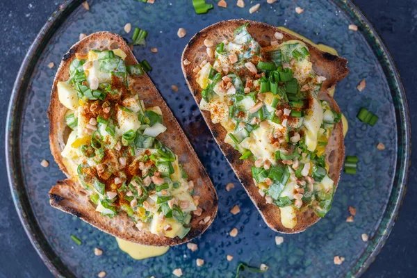 Nydelig Ristet Brød Med Salat Grønn Vill Hvitløk Kokte Egg – stockfoto