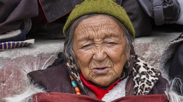 Lamayuru Gompa Ladakh India Giugno 2015 Vecchia Donna Buddista Strada — Foto Stock