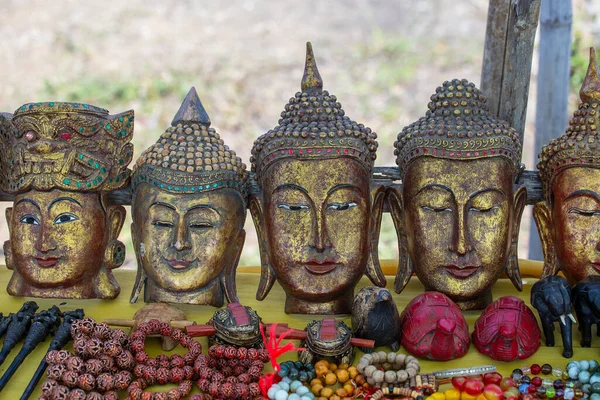 在缅甸英勒湖附近的街头市场上 一个游客摊位上手工制作的佛像和其他纪念品 靠近点在缅甸出售的纪念物 — 图库照片