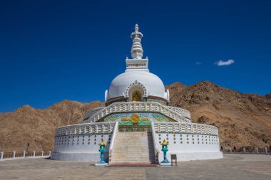Beyaz Budist stupası ya da Tibet manastırındaki pagoda ladakh bölgesinde Leh köyü yakınlarında, Hindistan 'da değil.