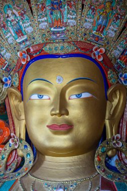 Maitreya Buddha 'nın Tibetli Budist Thiksey Manastırı' ndaki renkli heykelini kapatın. Kuzey Hindistan 'ın ladakh bölgesindeki Leh dağ köyü yakınlarında.